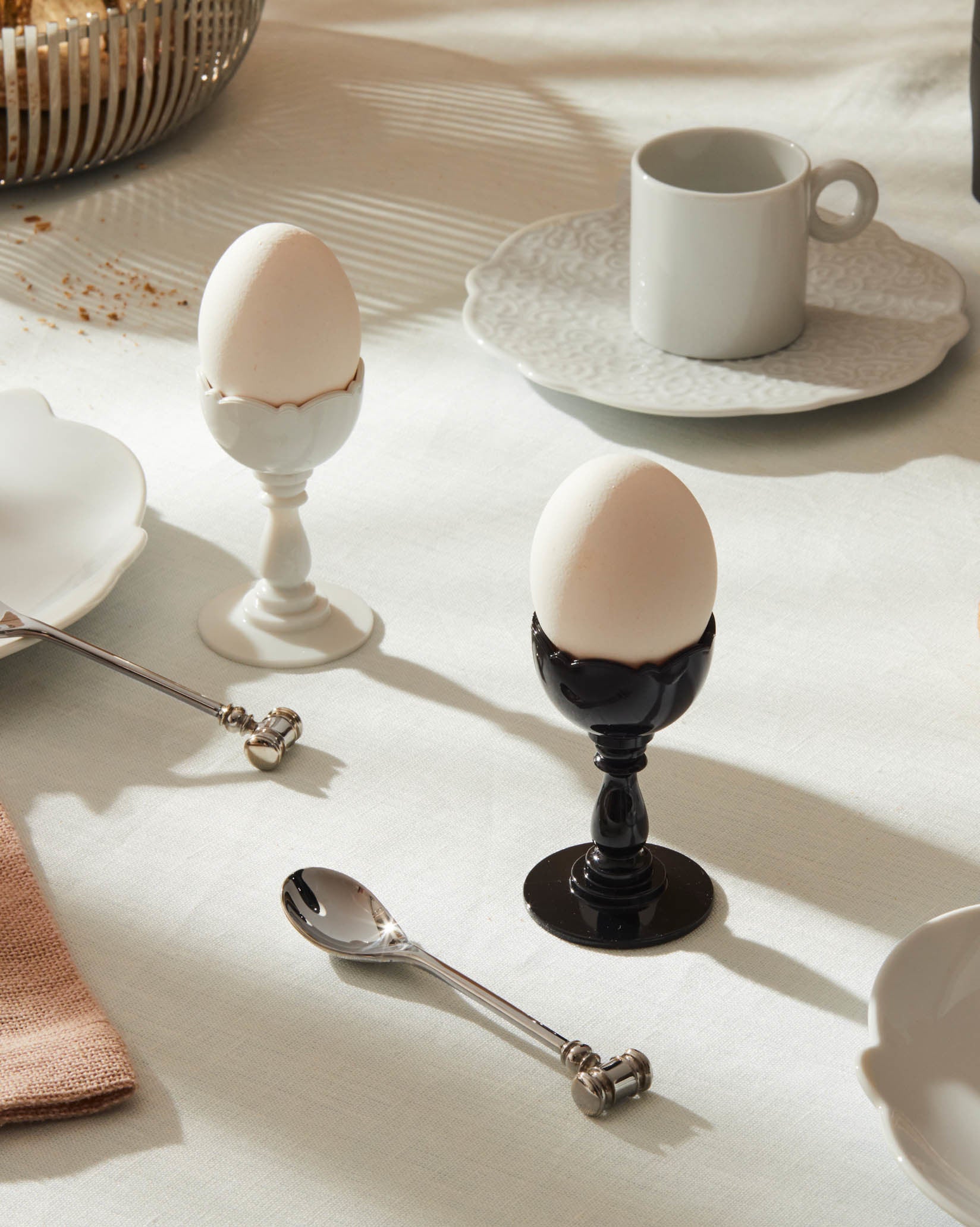 Dressed white Huevera con cuchara Alessi 1