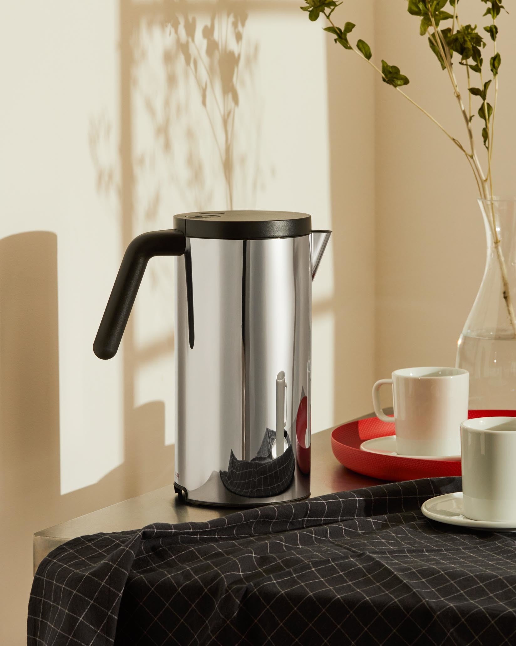 hot.it black Elektrischer Wasserkocher. Suisse Stecker. Alessi 1
