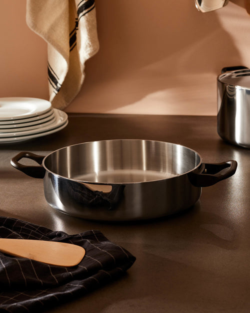 La Cintura di Orione Ø cm 24.00 || Ø inch 9½″ Flache Kasserolle mit zwei Griffen Alessi 1