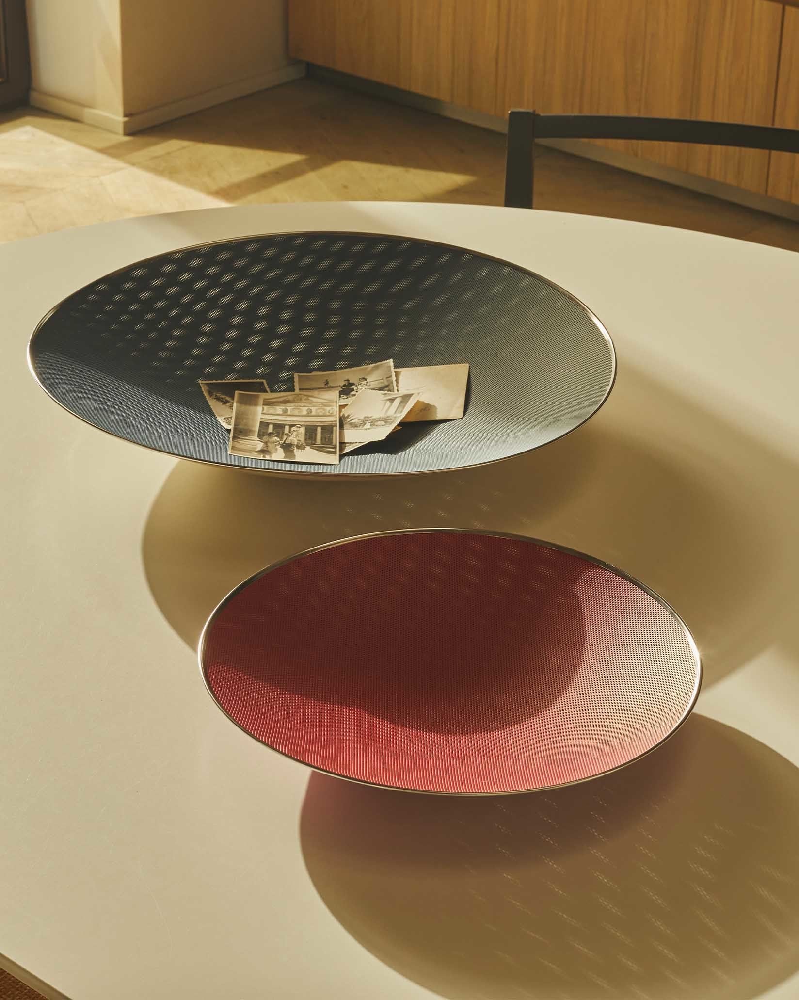 Cohncave bleu et ivoire, cm 49 || inch 19.30″ Centre de table Alessi 1