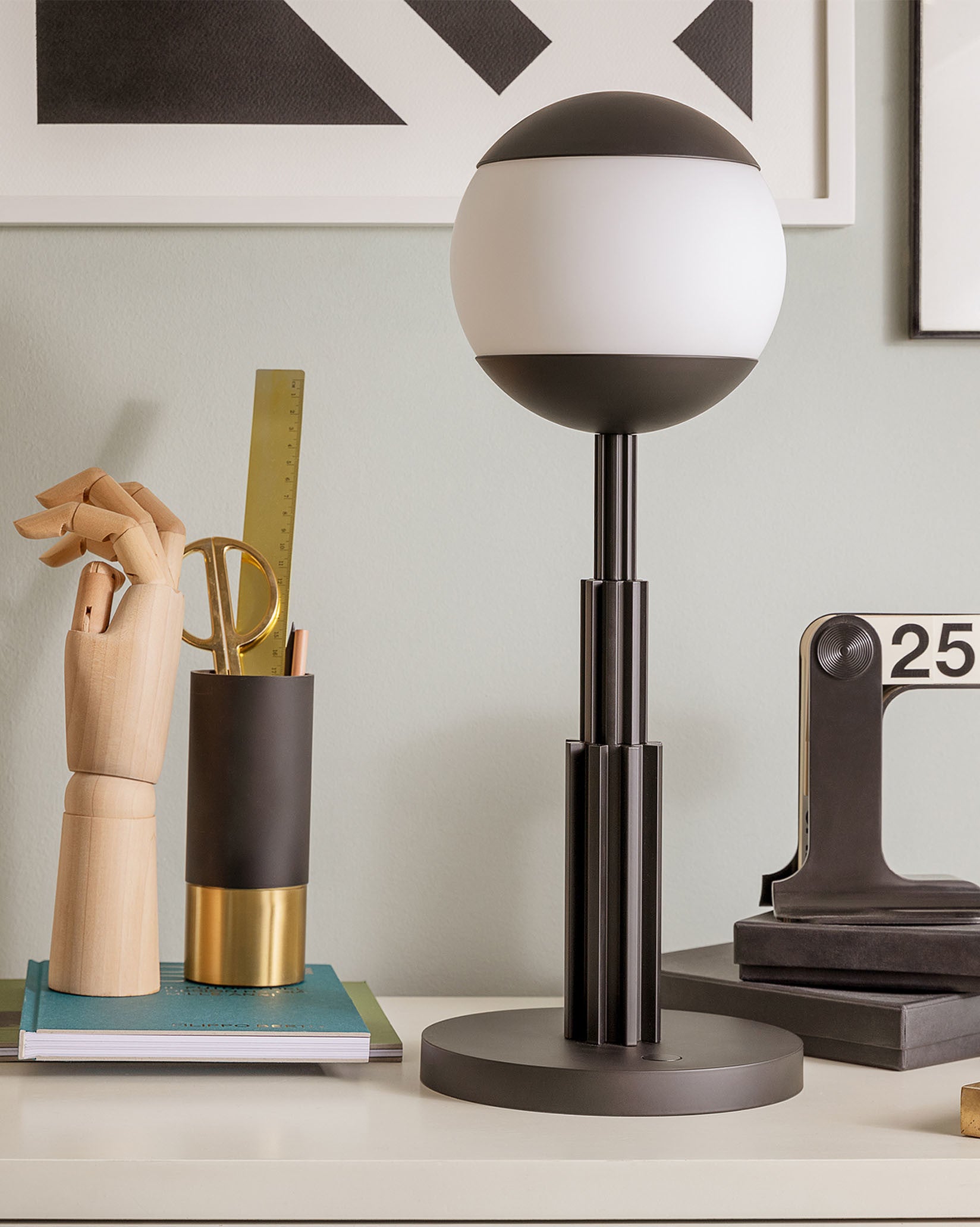 AR04 nero Lampada da tavolo Alessi 1