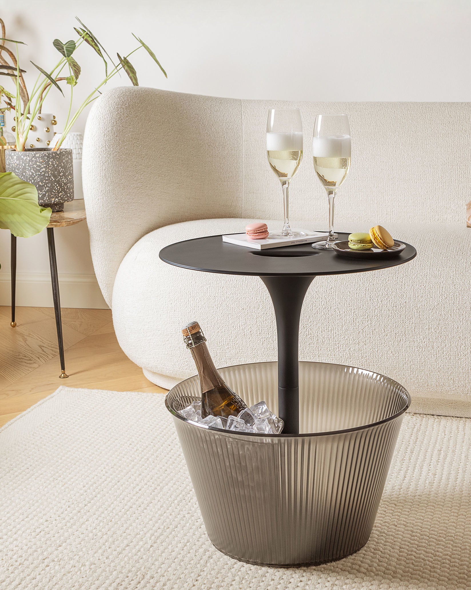 Pick-Up Default Title Mehrzweck-Beistelltisch mit Flaschenbehälter. Alessi 1