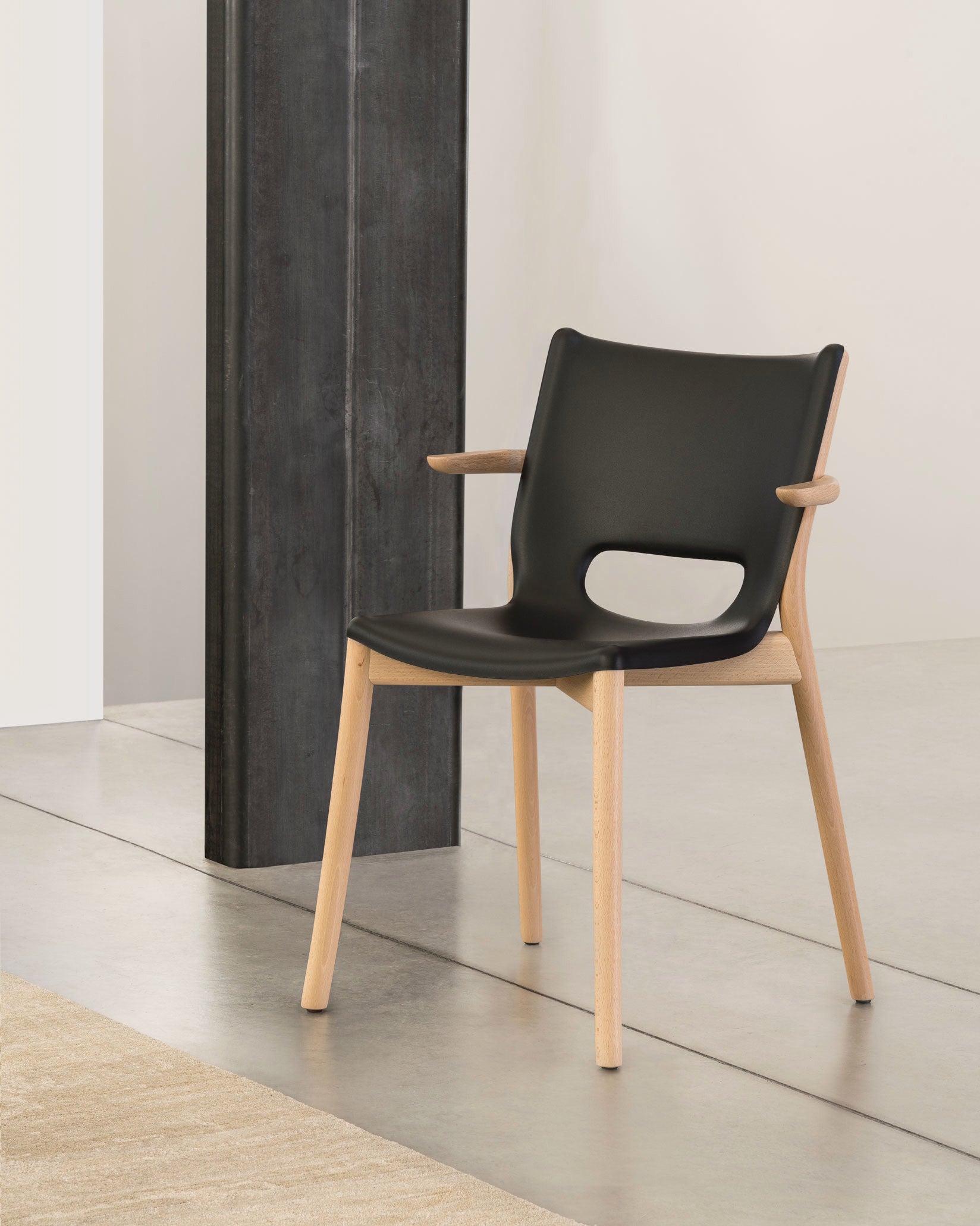 Poêle Collection black Silla monocasco con reposabrazo Alessi 1