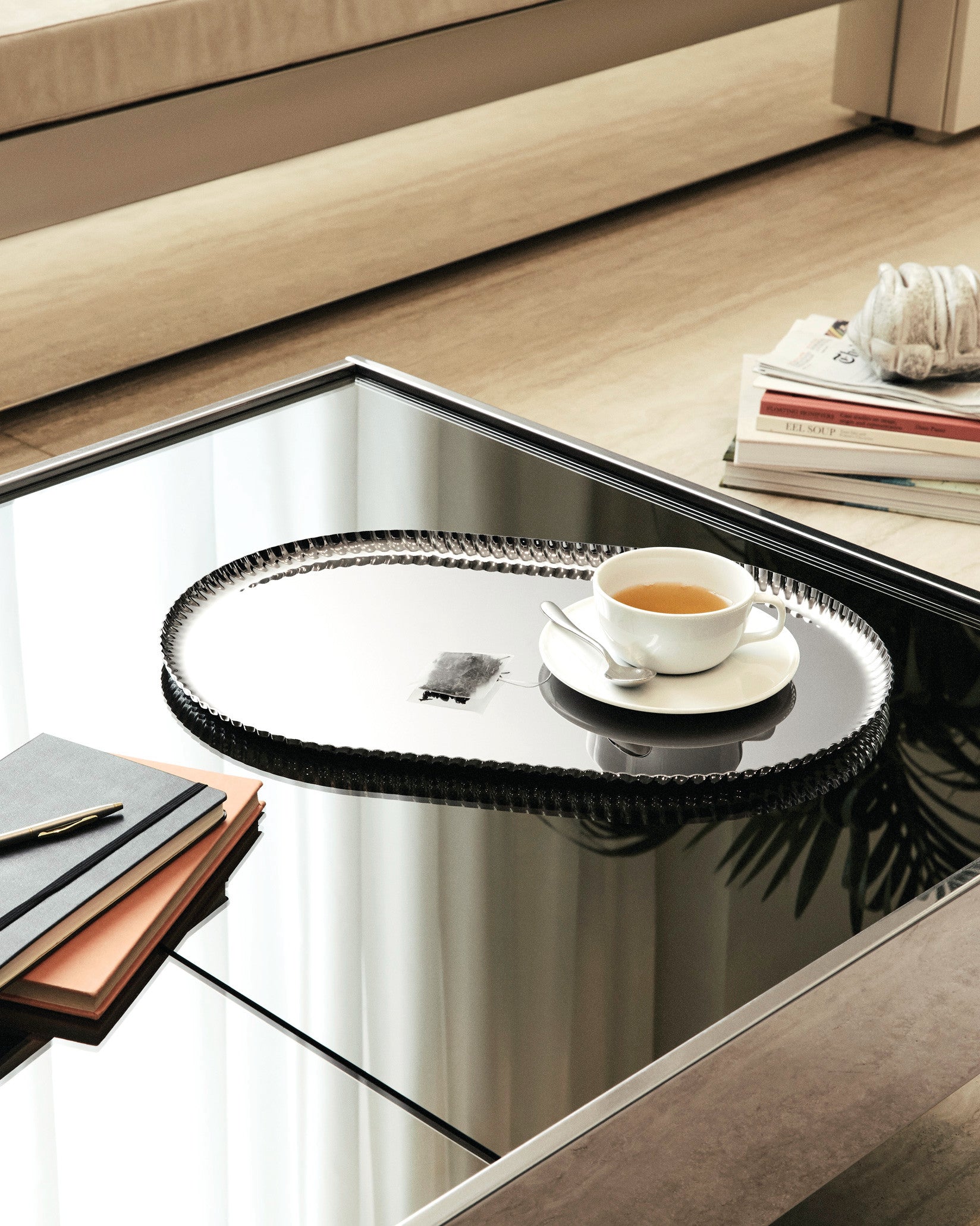 Pleats black Tray Alessi 1