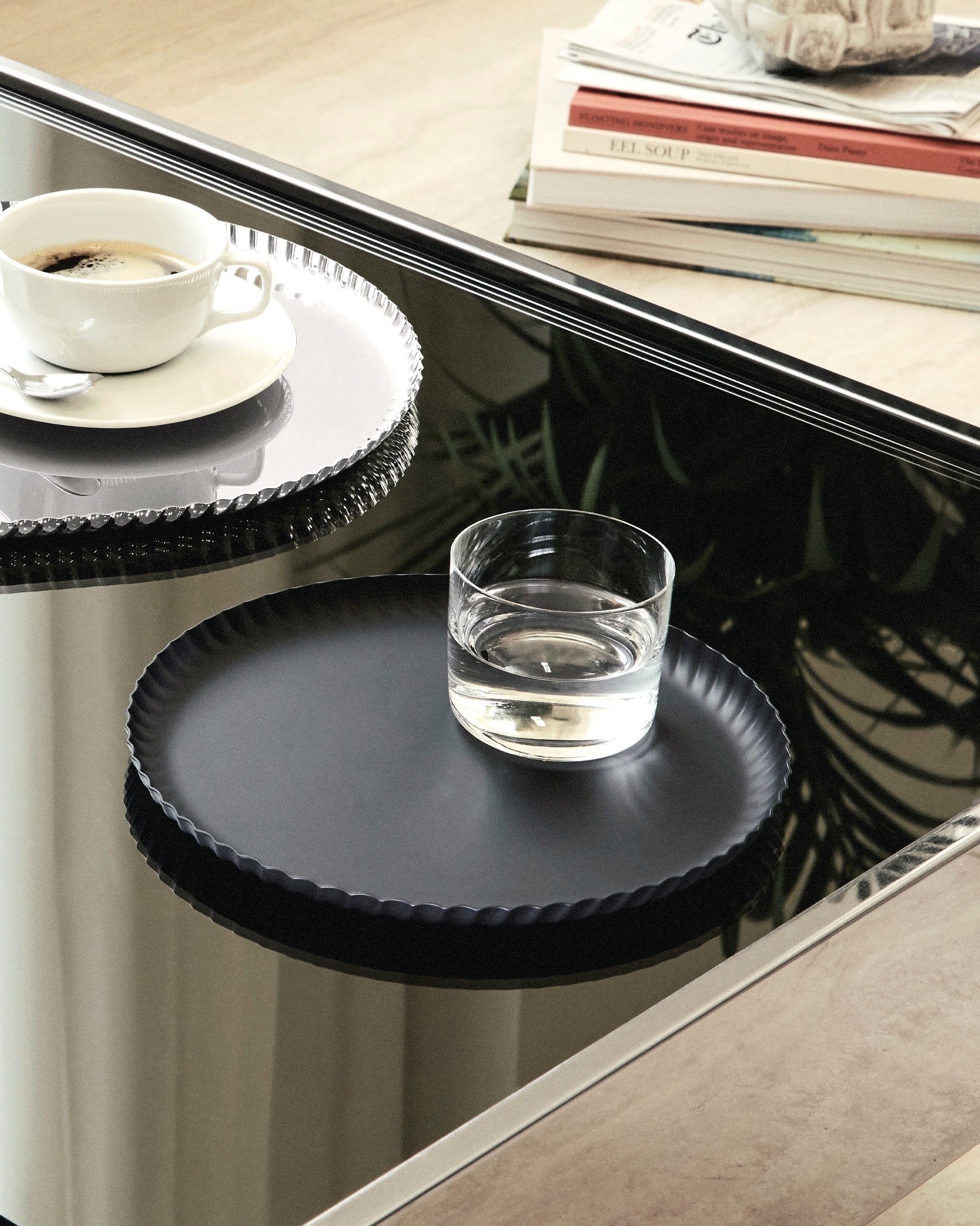 Pleats cm 23 || inch 9″ Bandeja redonda Alessi 1