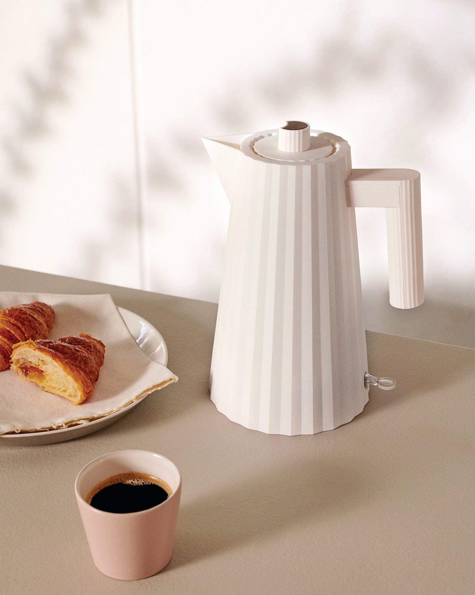 Plissé white, cl 170 || 1.80 oz Electric kettle. Suisse plug Alessi 1