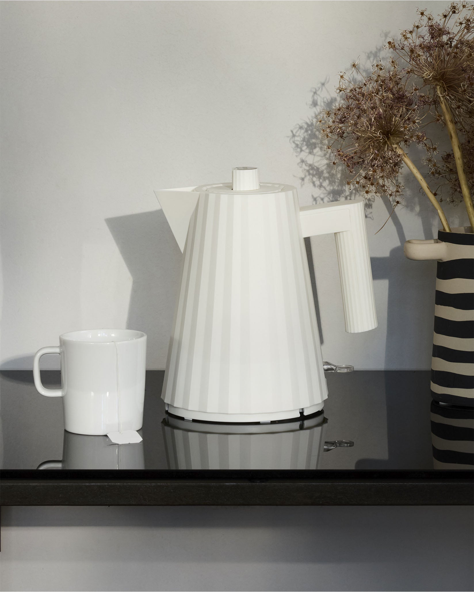 Plissé Electric Kettle - Swiss Plug By Michele De Lucchi