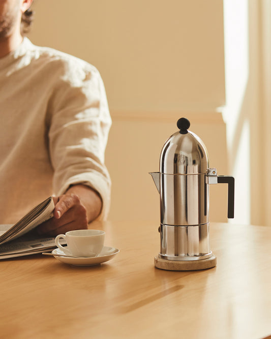 La cupola ESPRESSO COFFEE MAKER, entworfen von Aldo Rossi für Alessi. Diese Caffettiera ist ein italienischer Design-Klassiker, der auf der originalen Moka-Kanne für die Zubereitung von Espresso basiert. Zeitgenössisch und unverwechselbar mit seiner Kuppel und dem kugelförmigen Körper aus poliertem Aluminium