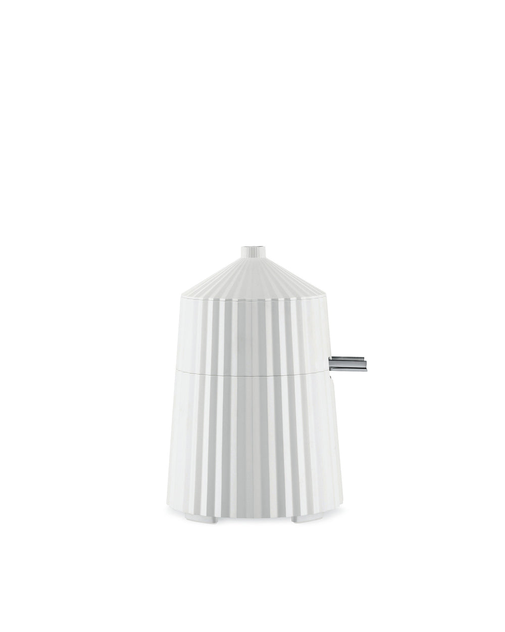 Questo piccolo spremiagrumi elettrico presenta una superficie pieghettata intorno alle pareti e un coperchio conico. Disponibile in resina termoplastica bianca, nera, verde, rossa e grigia, facile da pulire, con accenti cromati. Disegnato da Michele De Lucchi. 