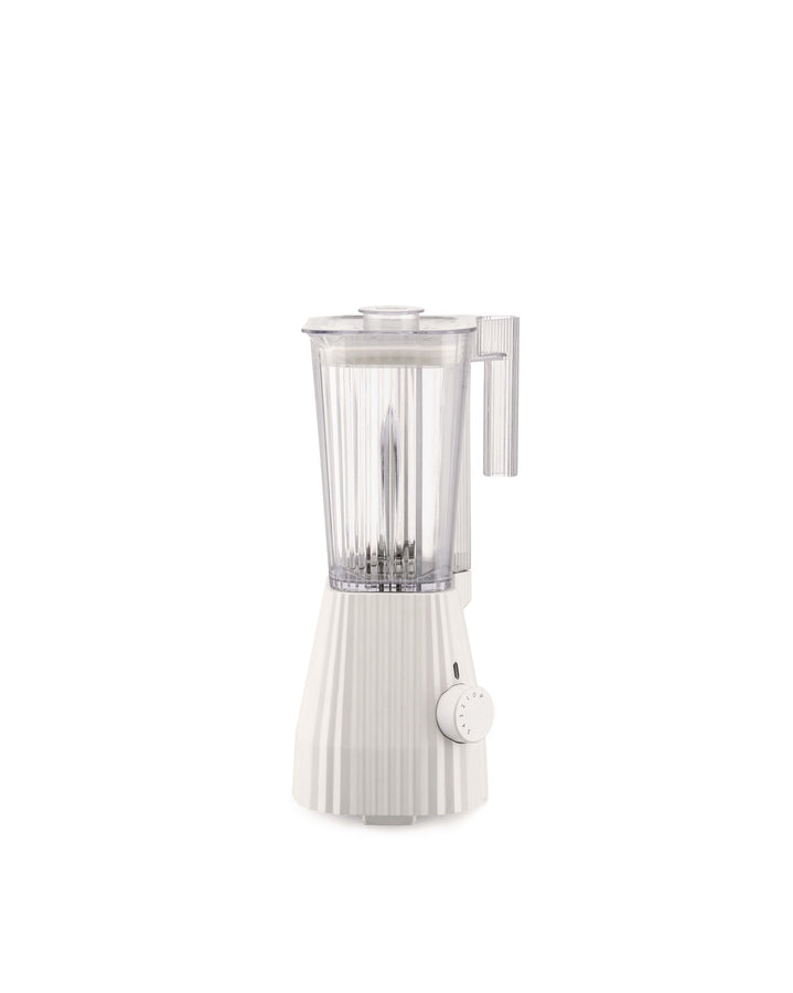 Plissé Standmixer, entworfen von Michele De Lucchi für Alessi. Unverwechselbares, gefaltetes Thermoplastik-Design, das die Plissé-Küchengerätekollektion so beliebt gemacht hat. Schlankes Sanduhrprofil (abgebildet in Weiß).